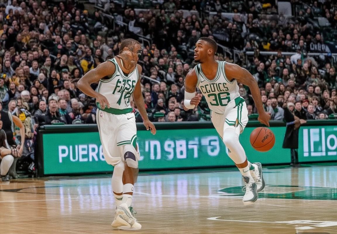 凯尔特人逆转20分！杰伦·布朗31分率队翻盘，西亚卡姆25分徒劳，德里克·怀特关键表现